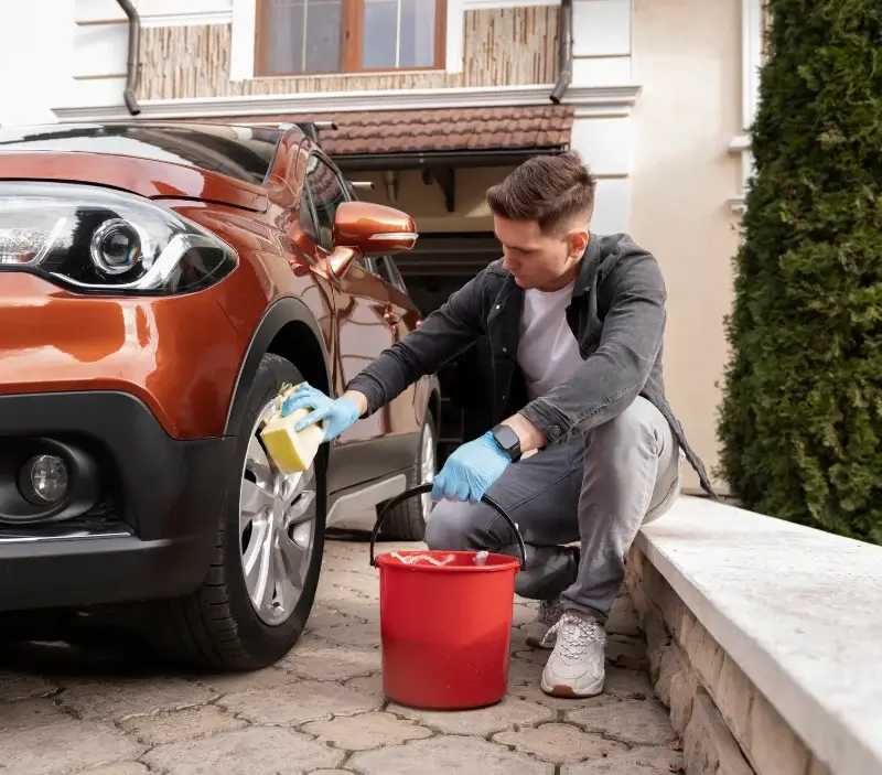 Lavage auto à domicile Brûlon : professionnel intervenant sur un véhicule